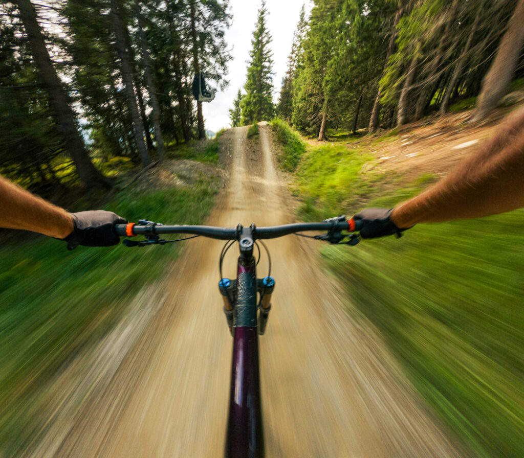 Fahrradfahrer fährt einen Pfad entlang