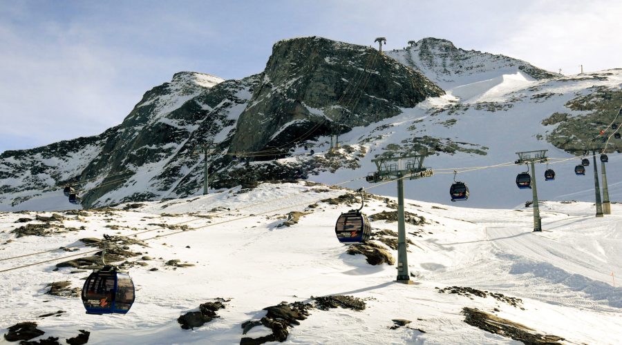 Gondelfahrt über Schneegebiet