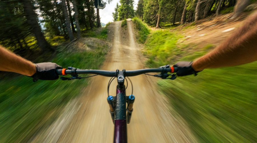 Fahrradfahrer fährt einen Pfad entlang