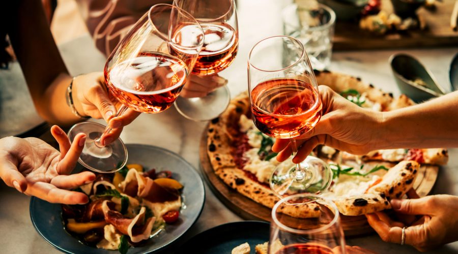 Anstoßen mit Gläsern beim Essen